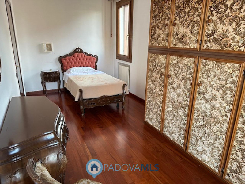 Immobile in esclusiva al Gruppo Padova MLS.
Vigodarzere, nel centro del paese ed in zona residenz...