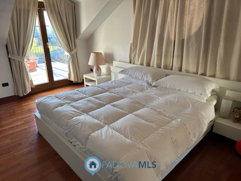 Immobile in esclusiva al Gruppo Padova MLS.
Vigodarzere, nel centro del paese ed in zona residenz...