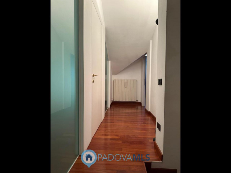 Immobile in esclusiva al Gruppo Padova MLS.
Vigodarzere, nel centro del paese ed in zona residenz...