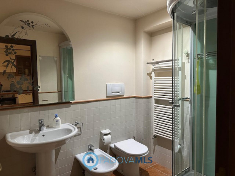 Immobile in esclusiva al Gruppo Padova MLS.
Vigodarzere, nel centro del paese ed in zona residenz...