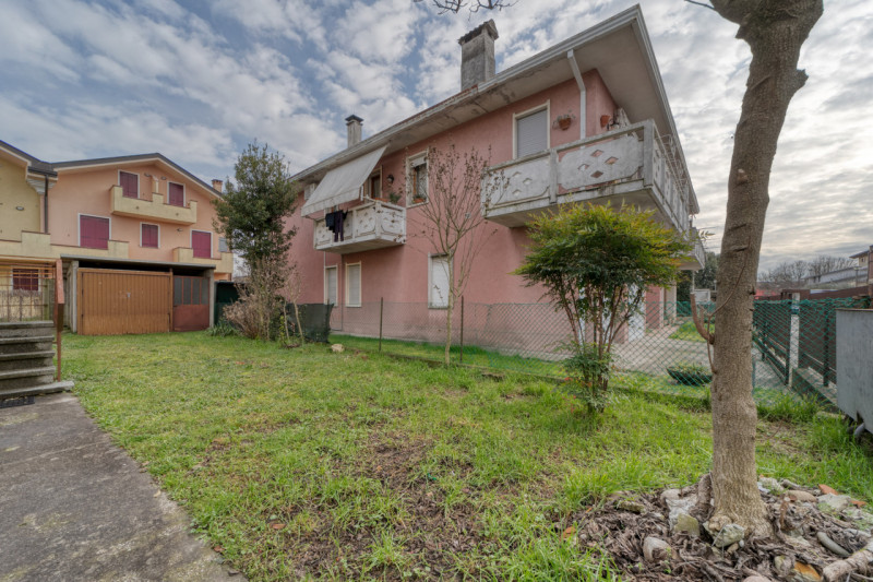 Nel pieno centro di Saccolongo, in una posizione strategica e comoda a tutti i principali servizi...