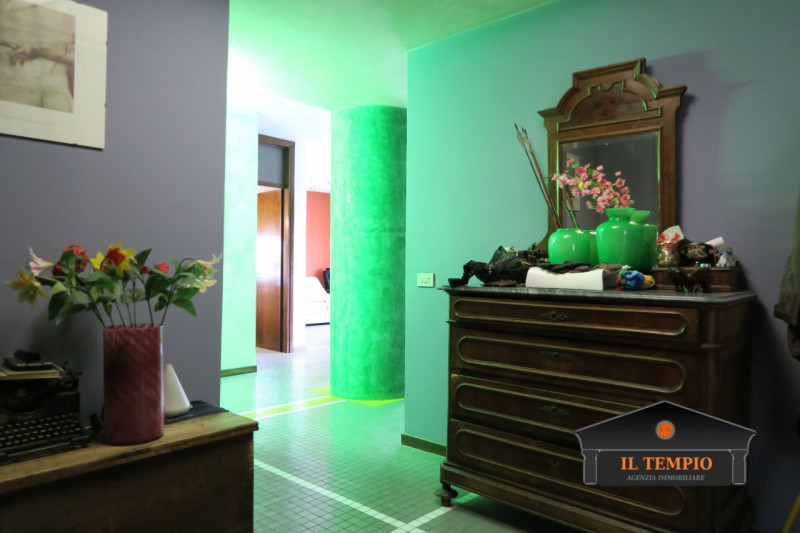 Descrizione: 
In contesto riservato e silenzioso a Noveledo, proponiamo in vendita un spazioso ap...