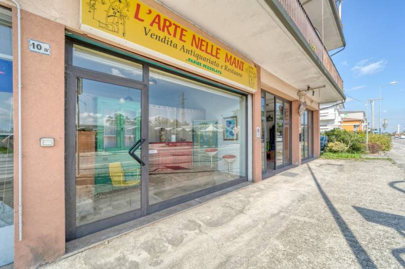 A Caselle di Selvazzano sulla via Brentella proponiamo in vendita una proprietà di più di 200 met...