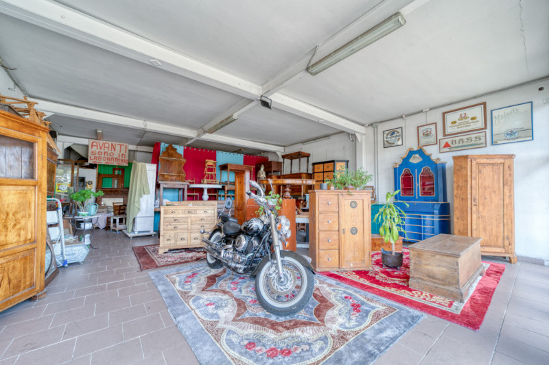 A Caselle di Selvazzano sulla via Brentella proponiamo in vendita una proprietà di più di 200 met...