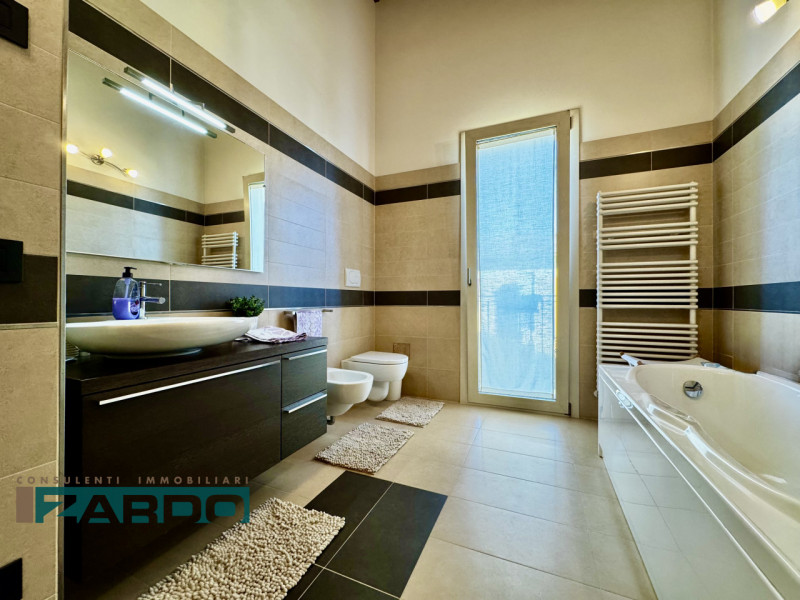 Rif. C-224 NE ( per info 350 5383983 | Giacomo )

Immersa nella suggestiva quiete della campagna ...