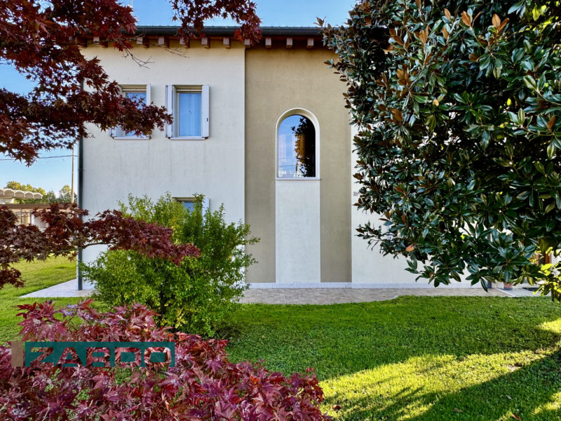 Rif. C-224 NE ( per info 350 5383983 | Giacomo )

Immersa nella suggestiva quiete della campagna ...