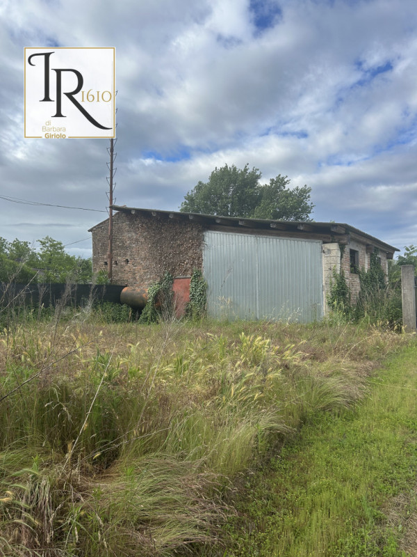 Scoprite un angolo di tranquillità immerso nel verde: proponiamo in vendita un terreno situato ne...