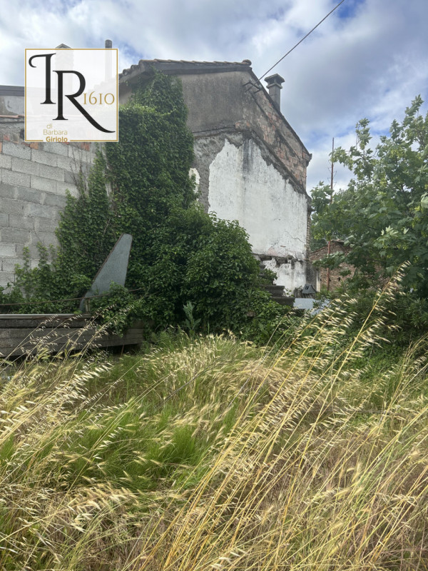 Scoprite un angolo di tranquillità immerso nel verde: proponiamo in vendita un terreno situato ne...