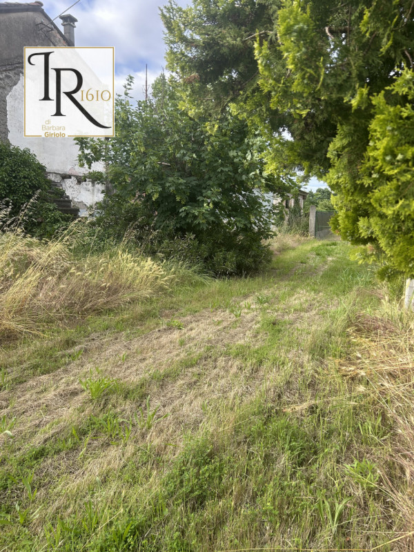 Scoprite un angolo di tranquillità immerso nel verde: proponiamo in vendita un terreno situato ne...