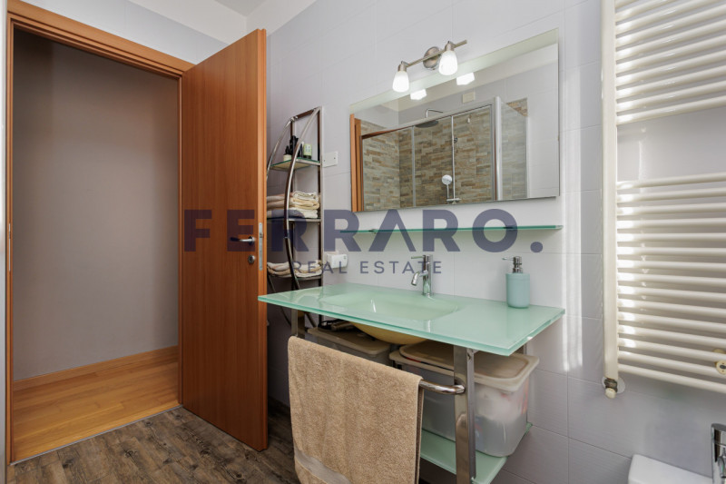 Proponiamo in vendita un recente appartamento trilocale del 2009 situato in zona Ghirada a Trevis...