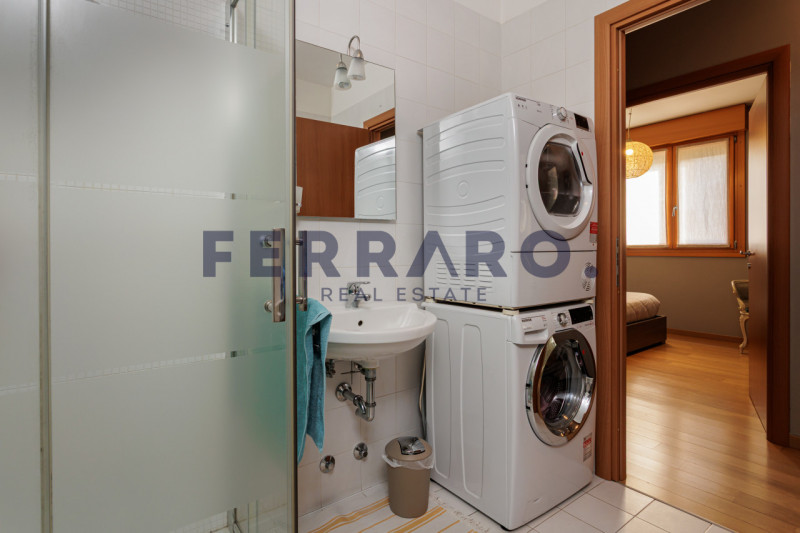 Proponiamo in vendita un recente appartamento trilocale del 2009 situato in zona Ghirada a Trevis...