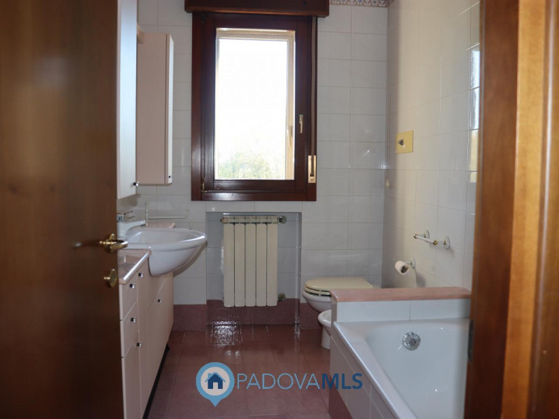 Immobile in esclusiva al Gruppo Padova MLS

In zona Mortise, proponiamo in vendita un luminoso ap...