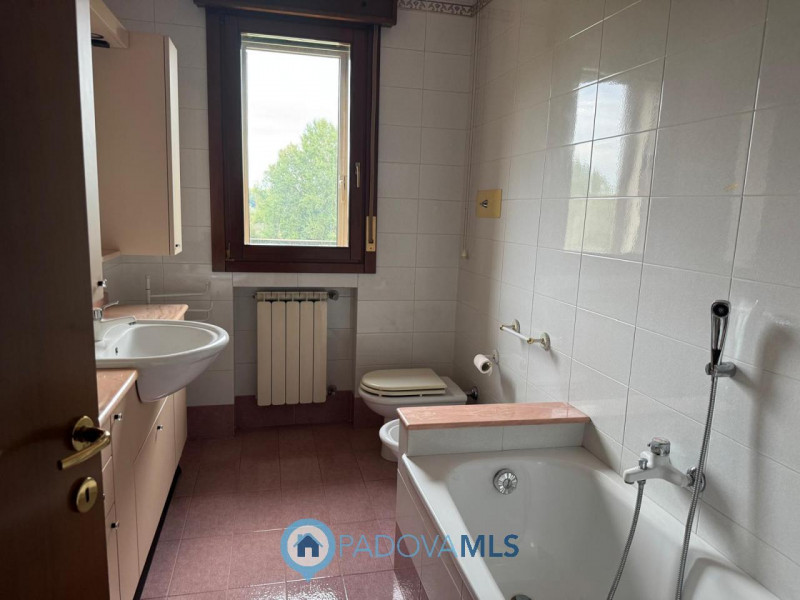 Immobile in esclusiva al Gruppo Padova MLS

In zona Mortise, proponiamo in vendita un luminoso ap...