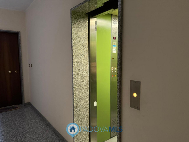 Immobile in esclusiva al Gruppo Padova MLS

In zona Mortise, proponiamo in vendita un luminoso ap...