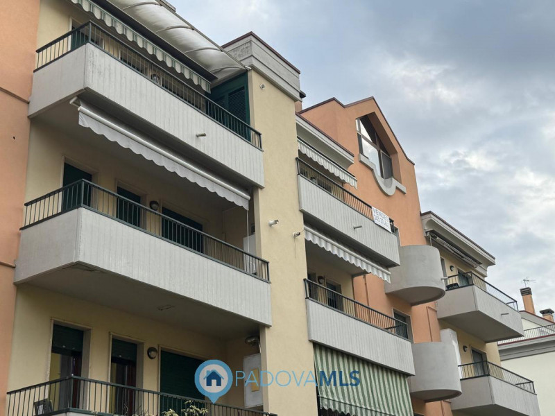 Immobile in esclusiva al Gruppo Padova MLS

In zona Mortise, proponiamo in vendita un luminoso ap...