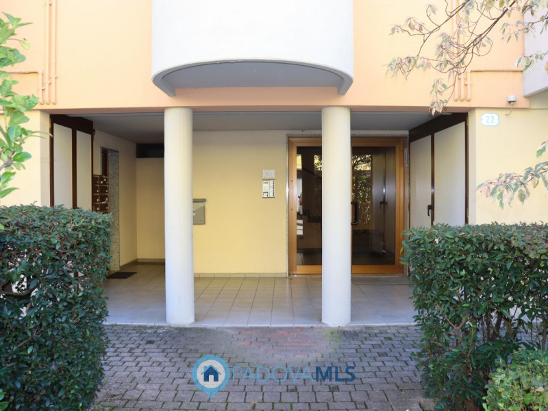 Immobile in esclusiva al Gruppo Padova MLS

In zona Mortise, proponiamo in vendita un luminoso ap...