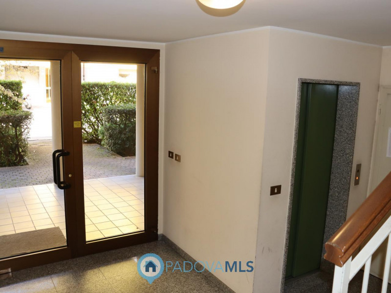 Immobile in esclusiva al Gruppo Padova MLS

In zona Mortise, proponiamo in vendita un luminoso ap...