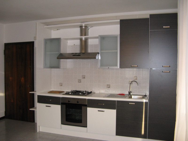 A Due Carrare in loc. Mezzavia proponiamo appartamento al primo piano in condominio di quattro un...