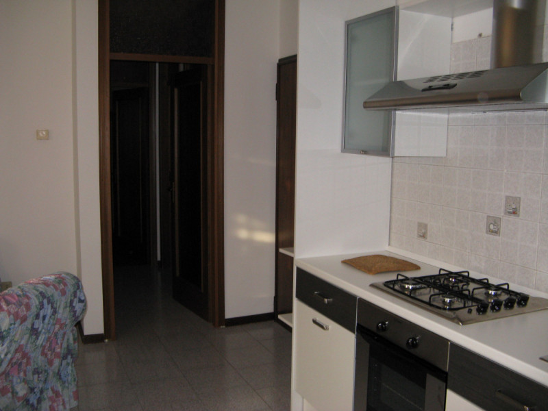 A Due Carrare in loc. Mezzavia proponiamo appartamento al primo piano in condominio di quattro un...