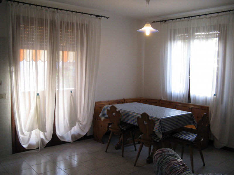 A Due Carrare in loc. Mezzavia proponiamo appartamento al primo piano in condominio di quattro un...