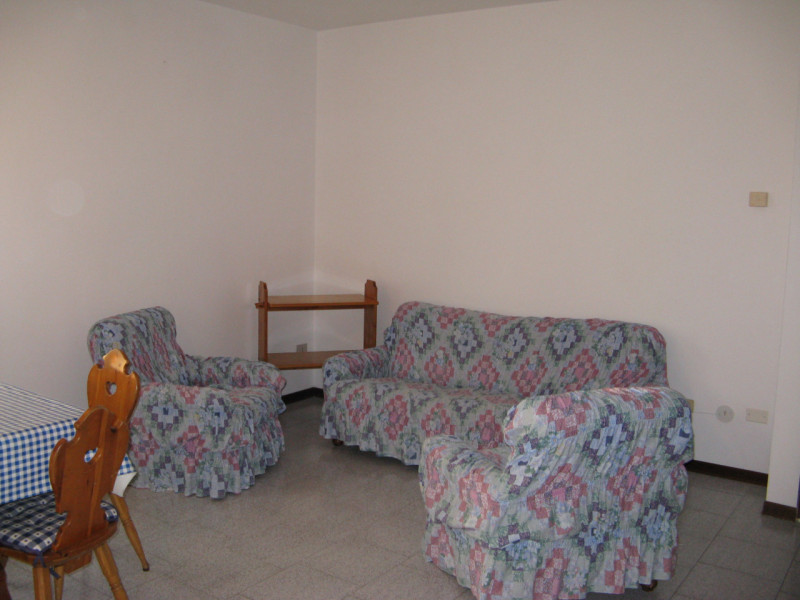 A Due Carrare in loc. Mezzavia proponiamo appartamento al primo piano in condominio di quattro un...