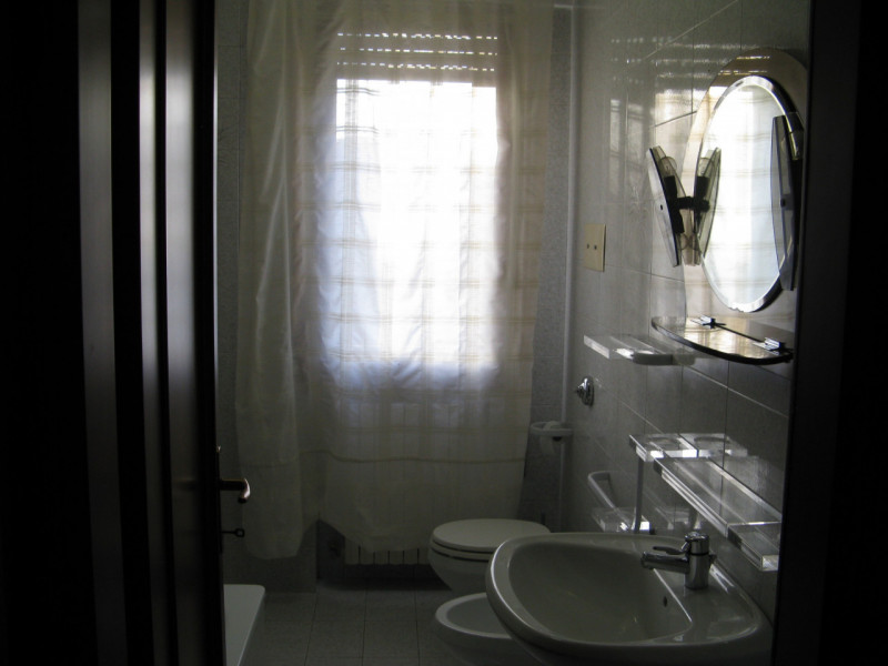 A Due Carrare in loc. Mezzavia proponiamo appartamento al primo piano in condominio di quattro un...