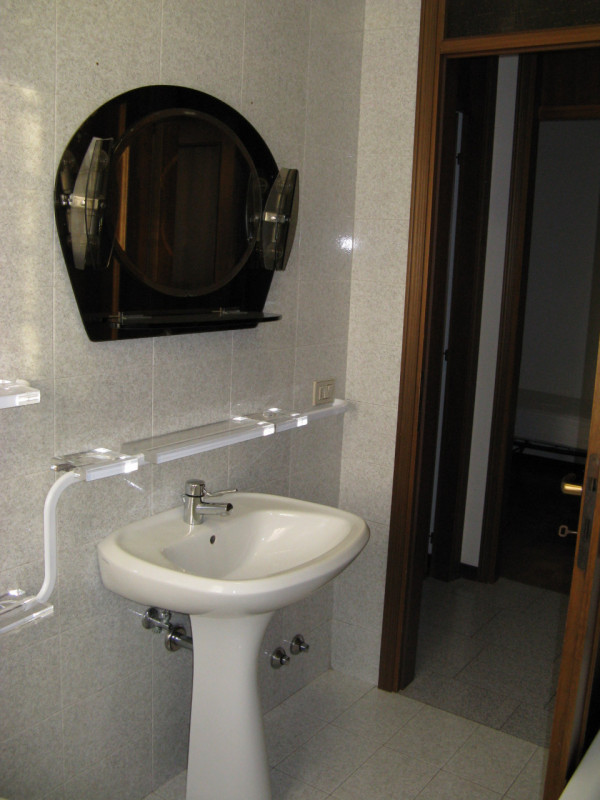 A Due Carrare in loc. Mezzavia proponiamo appartamento al primo piano in condominio di quattro un...