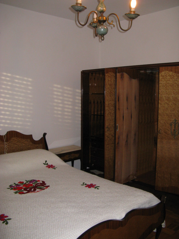 A Due Carrare in loc. Mezzavia proponiamo appartamento al primo piano in condominio di quattro un...