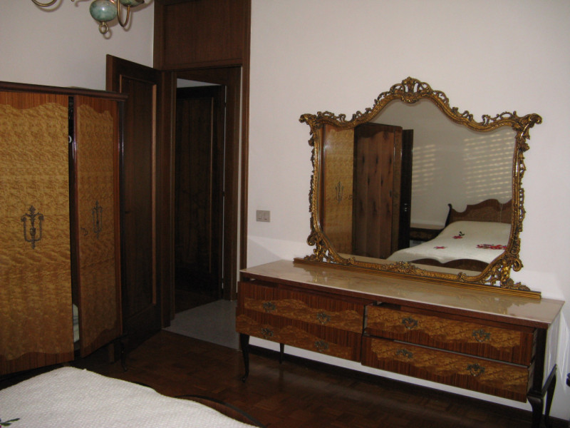 A Due Carrare in loc. Mezzavia proponiamo appartamento al primo piano in condominio di quattro un...