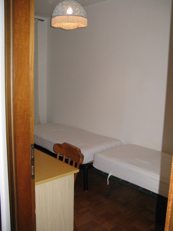 A Due Carrare in loc. Mezzavia proponiamo appartamento al primo piano in condominio di quattro un...