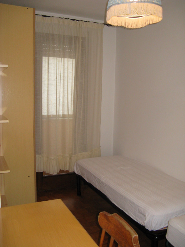 A Due Carrare in loc. Mezzavia proponiamo appartamento al primo piano in condominio di quattro un...