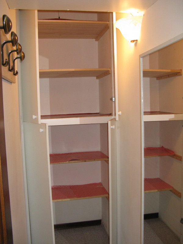 A Due Carrare in loc. Mezzavia proponiamo appartamento al primo piano in condominio di quattro un...