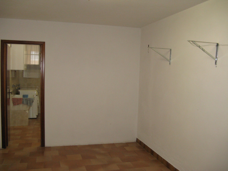 A Due Carrare in loc. Mezzavia proponiamo appartamento al primo piano in condominio di quattro un...