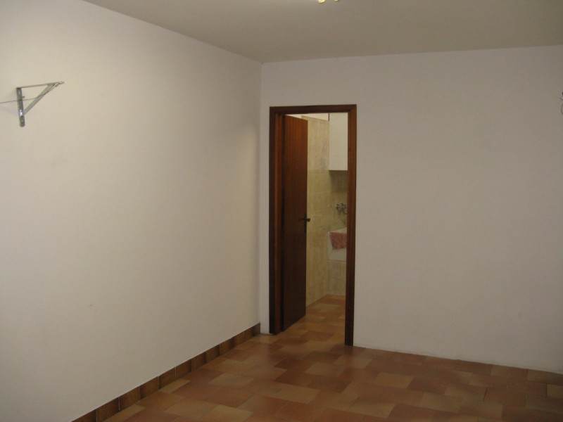 A Due Carrare in loc. Mezzavia proponiamo appartamento al primo piano in condominio di quattro un...