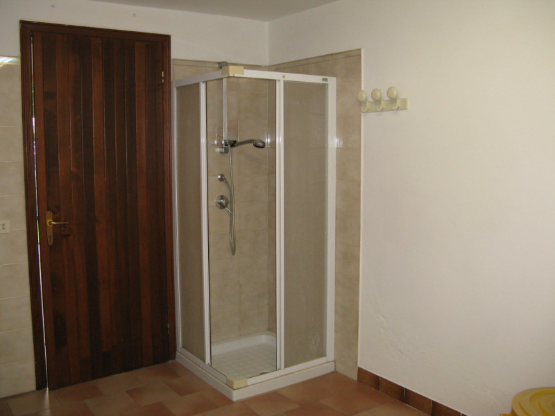 A Due Carrare in loc. Mezzavia proponiamo appartamento al primo piano in condominio di quattro un...