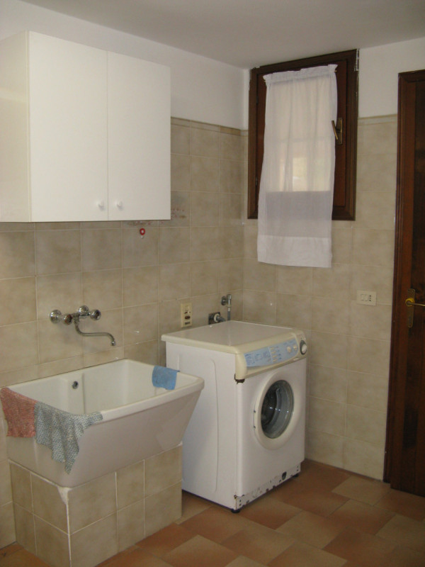 A Due Carrare in loc. Mezzavia proponiamo appartamento al primo piano in condominio di quattro un...