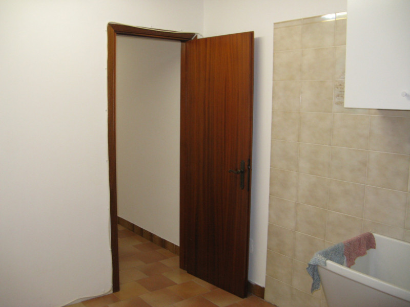 A Due Carrare in loc. Mezzavia proponiamo appartamento al primo piano in condominio di quattro un...