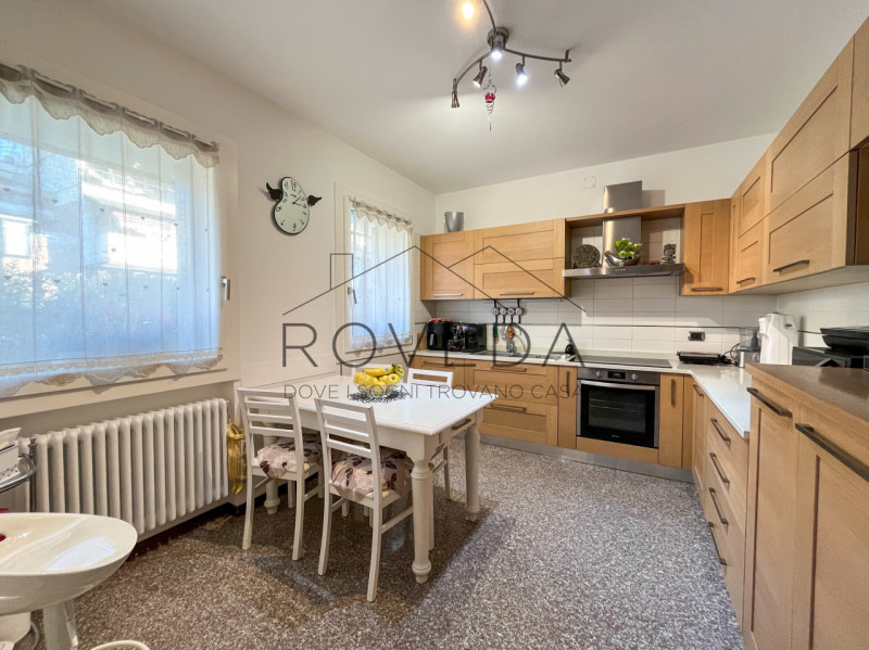 DOSSON DI CASIER 

RIFERIMENTO: CR10

L'agenzia Roveda Immobiliare ha il piacere di presentarvi, ...