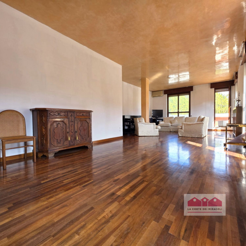 ZONA ARACELI: SPLENDIDO APPARTAMENTO CON GRANDE TERRAZZA PANORAMICA E VISTA SUL VERDE E SUI TETTI...