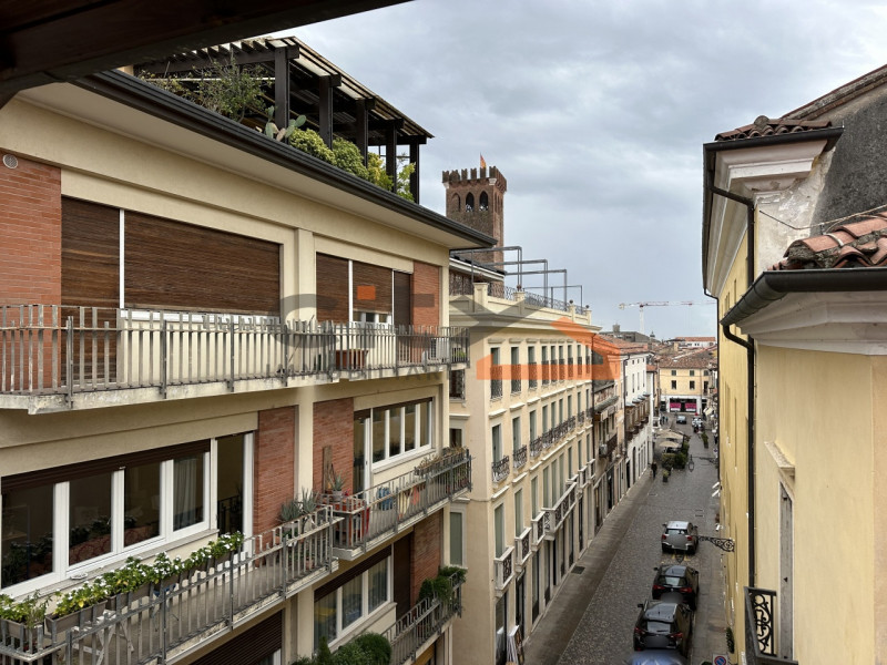 Ami vivere il Centro di Bassano? 
Proponiamo un appartamento bicamere in ottime condizioni che si...