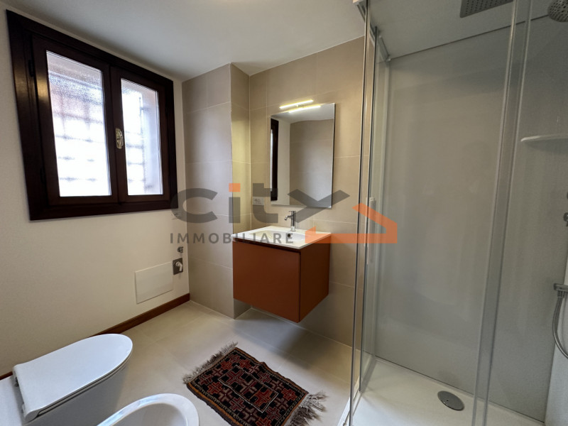 Ami vivere il Centro di Bassano? 
Proponiamo un appartamento bicamere in ottime condizioni che si...