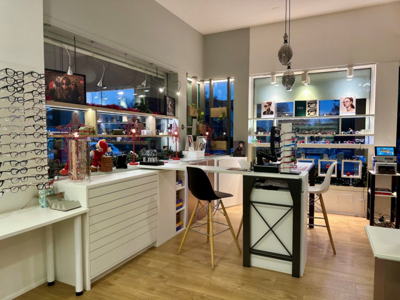 Teolo, nel centro di Bresseo, comodo a tutti i principali servizi, proponiamo in vendita ampio ne...