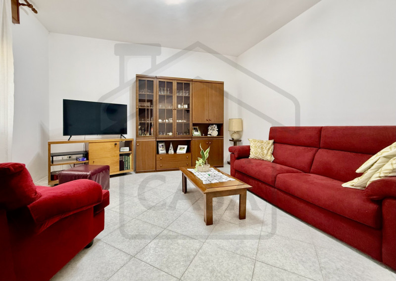 TORREGLIA - In pieno centro a Torreglia, ai piedi dei suggestivi Colli Euganei, proponiamo in ven...