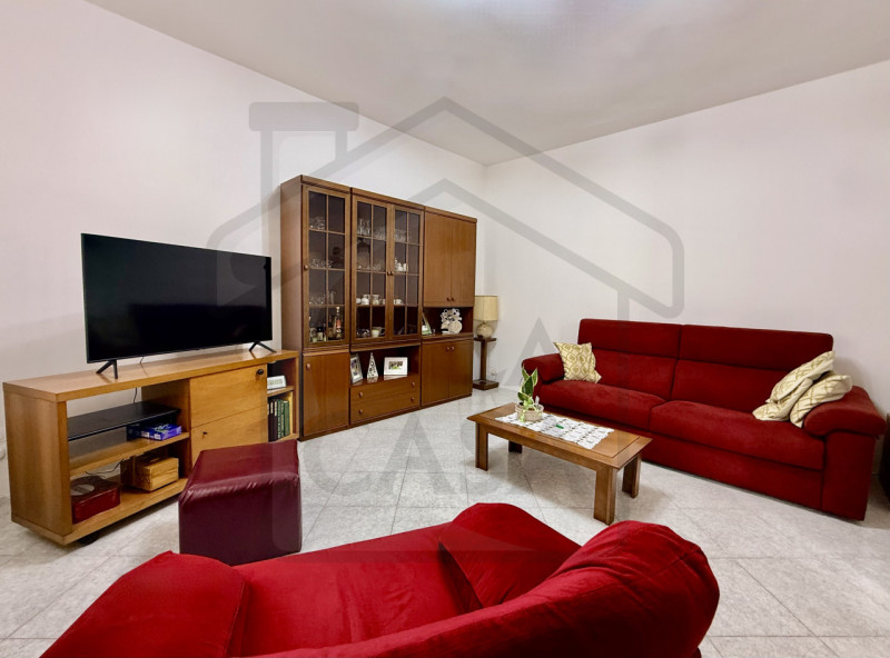 TORREGLIA - In pieno centro a Torreglia, ai piedi dei suggestivi Colli Euganei, proponiamo in ven...