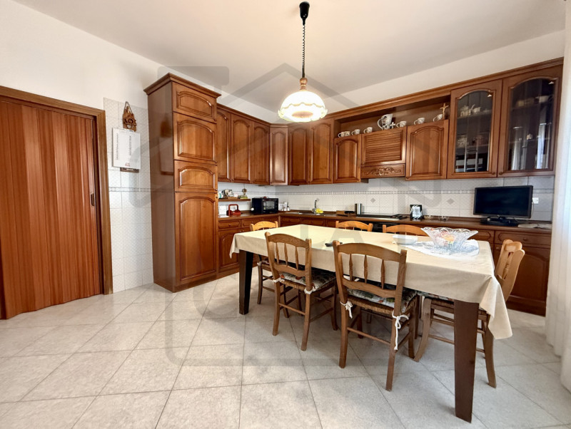 TORREGLIA - In pieno centro a Torreglia, ai piedi dei suggestivi Colli Euganei, proponiamo in ven...