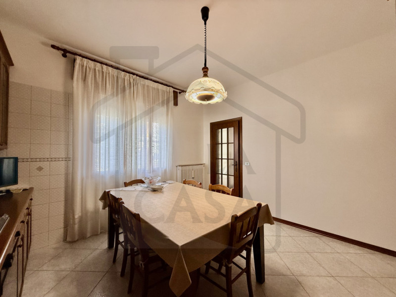 TORREGLIA - In pieno centro a Torreglia, ai piedi dei suggestivi Colli Euganei, proponiamo in ven...