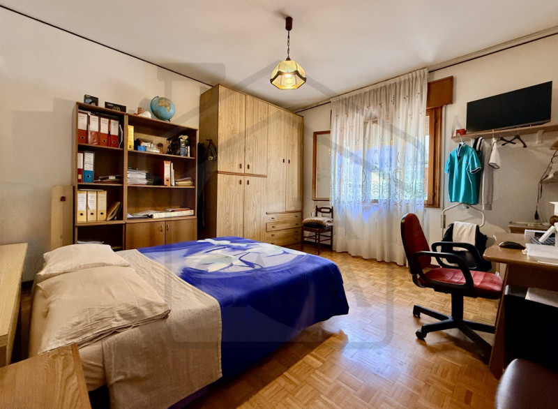 TORREGLIA - In pieno centro a Torreglia, ai piedi dei suggestivi Colli Euganei, proponiamo in ven...