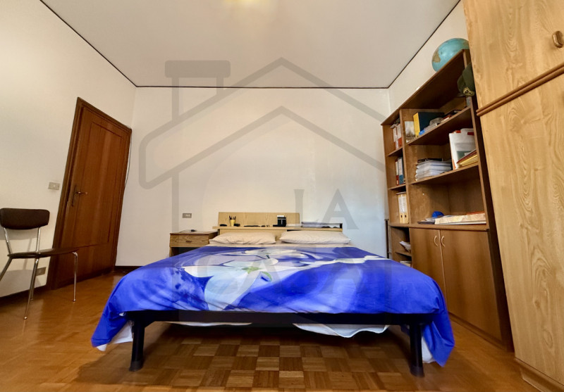 TORREGLIA - In pieno centro a Torreglia, ai piedi dei suggestivi Colli Euganei, proponiamo in ven...