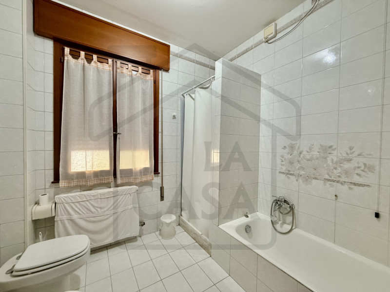 TORREGLIA - In pieno centro a Torreglia, ai piedi dei suggestivi Colli Euganei, proponiamo in ven...