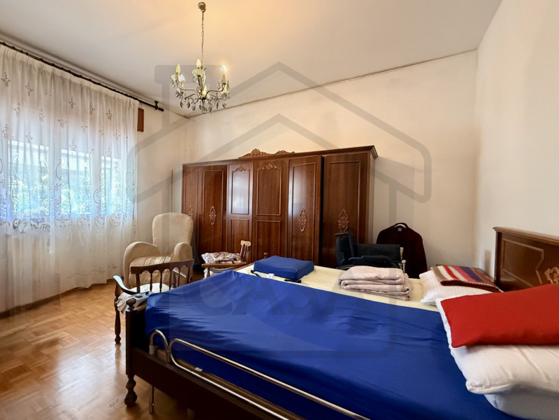 TORREGLIA - In pieno centro a Torreglia, ai piedi dei suggestivi Colli Euganei, proponiamo in ven...